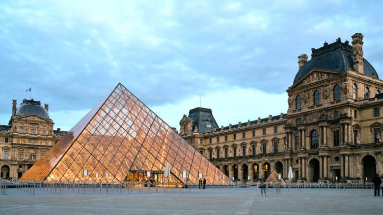 Pas katër muajve, rihapet muzeu Louvre në Paris