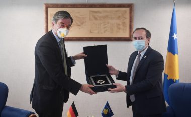 Hoti priti në takim lamtumirës ambasadorin Heldt, marrëdhëniet e mira mes Kosovës dhe Gjermanisë do të thellohen edhe më tej