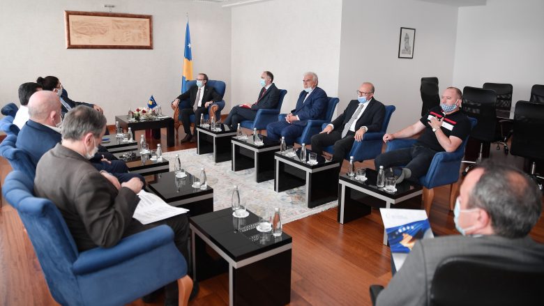 Hoti: Qeveria e Kosovës e vendosur t’u qëndrojë pranë bizneseve të vendit me ulje taksash, subvencione e grante