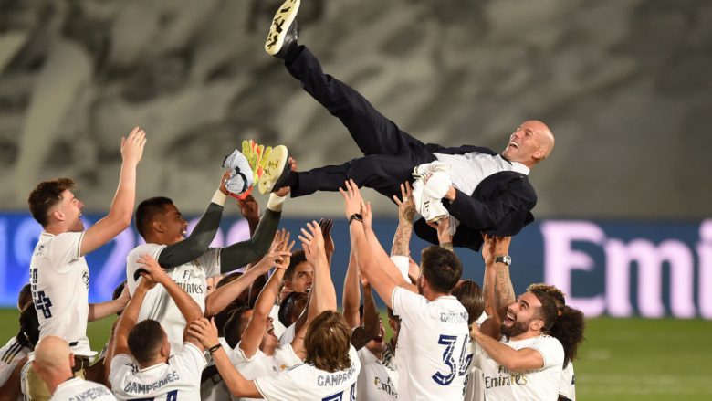 Momenti kur lojtarët e Real Madridit falënderojnë Zidanen për titullin në La Liga