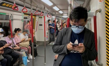 Hong Kong raporton 100 raste të reja nga coronavirusi, “shtrëngon” masat kufizuese
