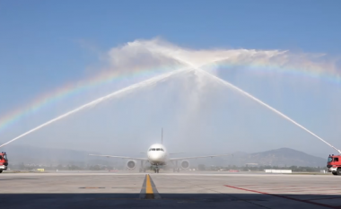 “Urë prej uji” për aeroplanin e parë që zbriti në aeroportin e Shkupit
