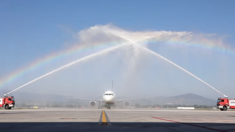 “Urë prej uji” për aeroplanin e parë që zbriti në aeroportin e Shkupit