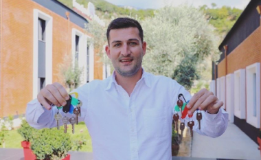 Drejtuesi i Fondacionit “Fundjavë Ndryshe” Arbër Hajdari, mban premtimin për shtëpitë e tërmetit në Shqipëri