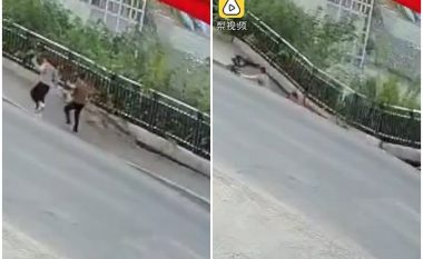Hapet gropa në mes të rrugës, “gëlltit” dy këmbësore kineze – për fat të mirë shpëtojnë pa ndonjë lëndim serioz