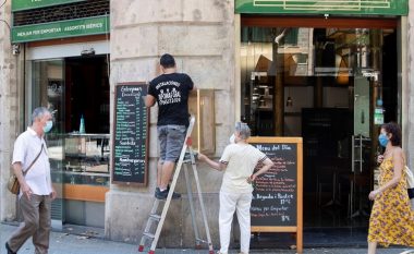 Rikthehet fuqishëm coronavirusi në Kataloni: Mbyllen sërish klubet e natës, baret e restorantet