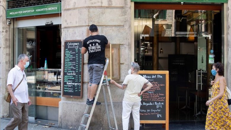 Rikthehet fuqishëm coronavirusi në Kataloni: Mbyllen sërish klubet e natës, baret e restorantet