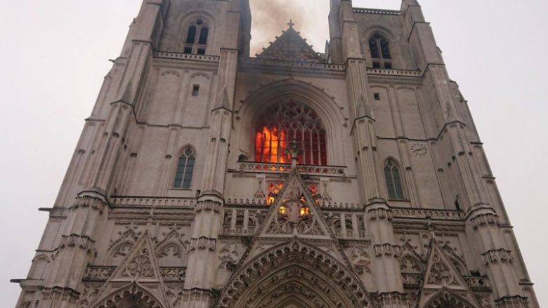 Zjarri mbi katedralen në Nante të Francës, një vullnetar i kishës pranon se i ka vënë zjarrin