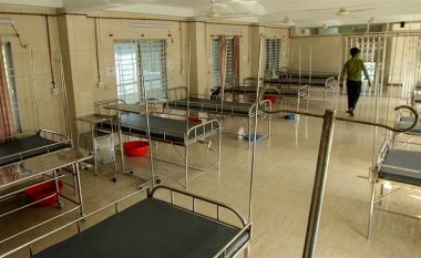 Mijëra shtretër në spitalet e Bangladeshit qëndrojnë bosh, edhe pse vazhdon të ketë rritje të numrit të rasteve me coronavirus