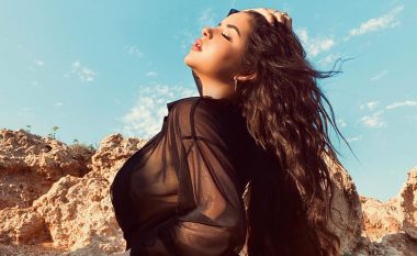 Demi Rose shfaqet provokuese nga pushimet në Ibiza, thekson linjat e tonifkuara trupore