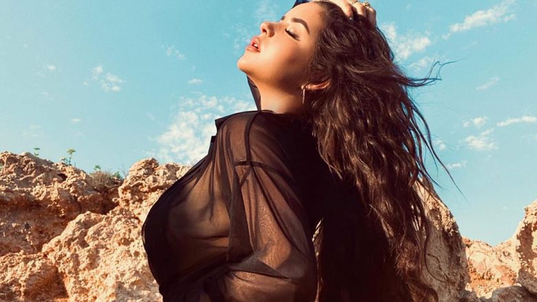 Demi Rose shfaqet provokuese nga pushimet në Ibiza, thekson linjat e tonifkuara trupore