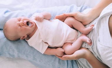 Si t’ia pastroni bebes gjuhën nga shtresat e bardha?