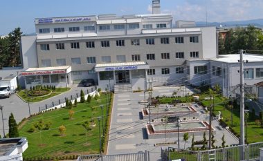 Drejtori i spitalit të Vushtrrisë: Ka filluar transferimi i pacientëve me COVID-19 nga spitali i Mitrovicës