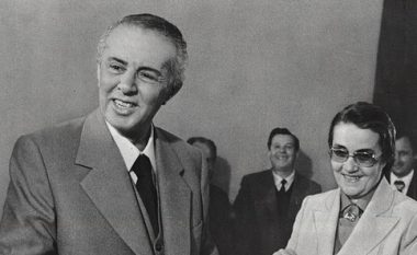 Pagat e Enver dhe Nexhmije Hoxhës dhe gjërat që mund t’i blinin në shtetin që sundonin