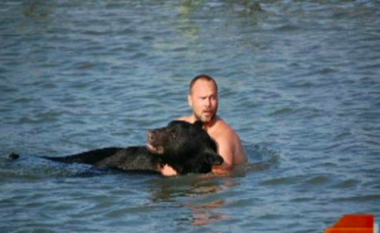 Një njeri jashtëzakonisht i guximshëm shpëton ariun e zi me peshë 181 kilogramë nga mbytja