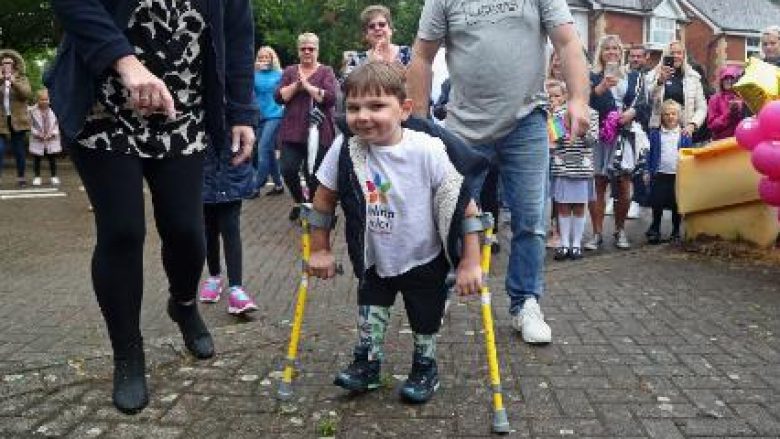 Pesëvjeçari arrin të mbledh mbi 1 milion funte për punëtorët shëndetësorë – duke ecur disa kilometra në këmbët e tij protetike