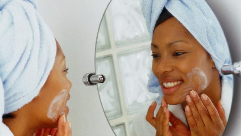 Metoda 60 sekondash do të rilindë fytyrën tuaj: Dermatologia e famshme zbulon se si për shtatë ditë pa shpenzuar asgjë mund të shkëlqejë!