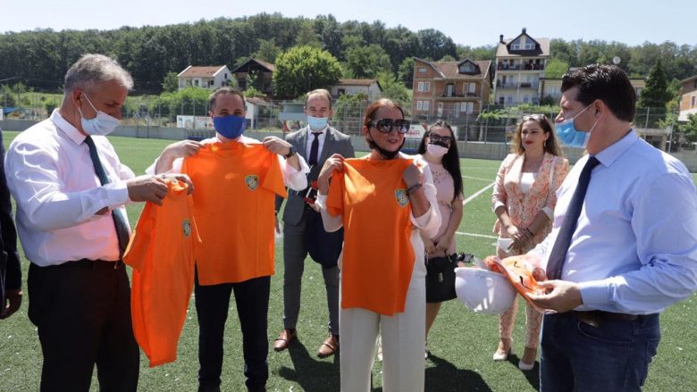 Ministrja Dumoshi viziton Suharekën, nis stadiumi ndihmës në fshatin Studenqan