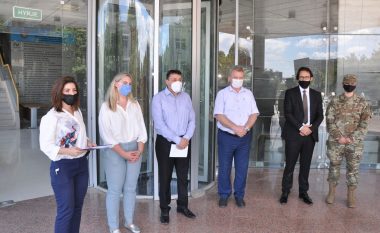 Ambasada Amerikane në Prishtinë dhuron pajisje mbrojtëse për nxënësit që do t’i nënshtrohen Testit të Maturës
