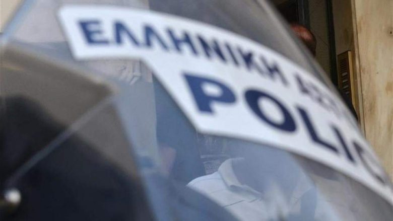 Gazetarit të njohur grek i bëhet atentat, qëllohet me dy plumba në derë të shtëpisë