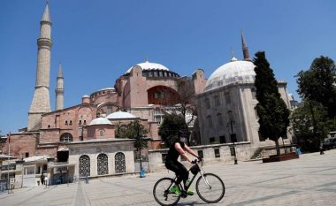 Grekët do të bojkotojnë mallrat turke pas shndërrimit të Aja Sofias në xhami