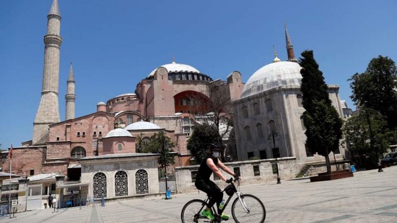 Grekët do të bojkotojnë mallrat turke pas shndërrimit të Aja Sofias në xhami