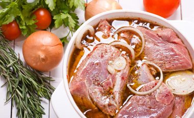 Truqe fenomenale për mishin më të shijshëm: Me këtë marinadë mishi do të bëhet i shijshëm, i butë dhe do t’ju shkrihet në gojë!