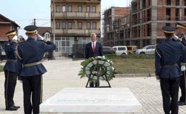 Një ditë para nisjes në Hagë, Thaçi përkulet para varrit të Adem Demaçit