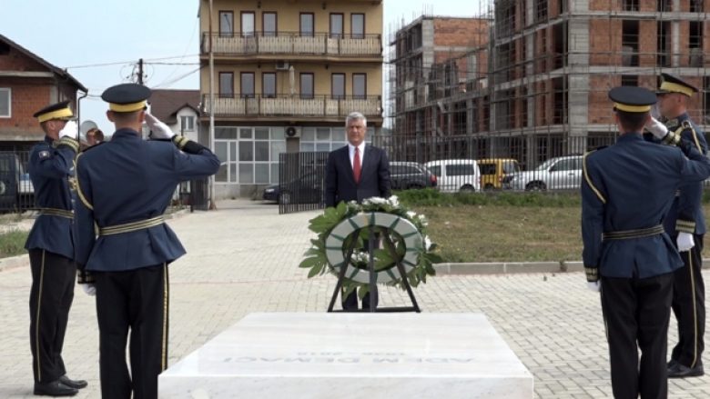 Një ditë para nisjes në Hagë, Thaçi përkulet para varrit të Adem Demaçit