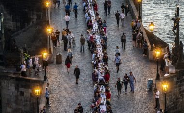 Çekia feston fundin e masave të izolimit, shtron tavolinë prej 500 metrave në qytetin e Pragës