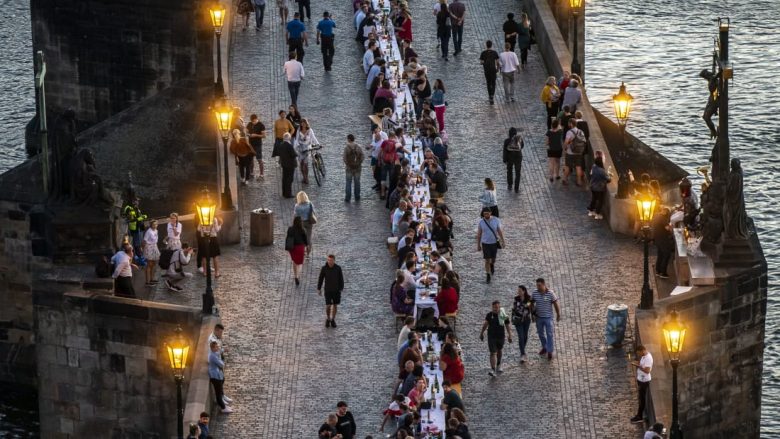 Çekia feston fundin e masave të izolimit, shtron tavolinë prej 500 metrave në qytetin e Pragës