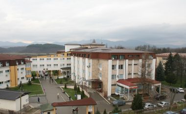 Vdesin 2 pacientë, 4 në gjendje të rëndë me COVID-19 në Spitalin e Gjakovës