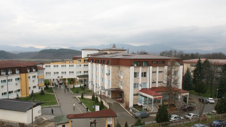 Pengohet ekipi i TV SYRI në Spitalin e Gjakovës, reagon AGK-ja