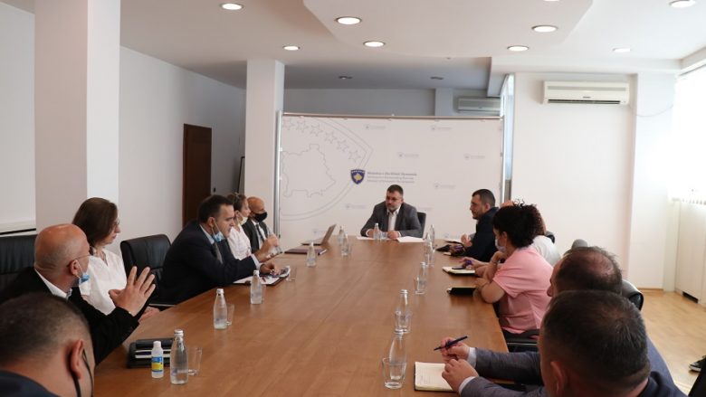 Ministri Kuçi takon bordin, menaxhmentin dhe sindikalistët e Telekomit