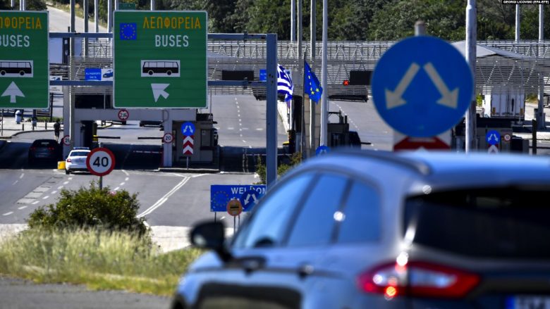 Greqia ndalon hyrjen e qytetarëve serbë