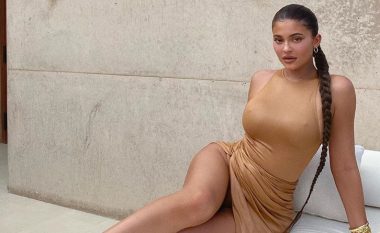 Kylie Jenner rikthen flokët gërsheta, ndërsa pozon me fustan ngjyrë ari