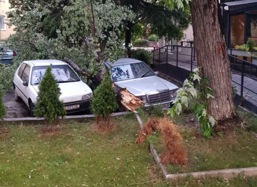 Moti i ligë kaploi Shkupin, shkaktohen dëme të mëdha në një parking