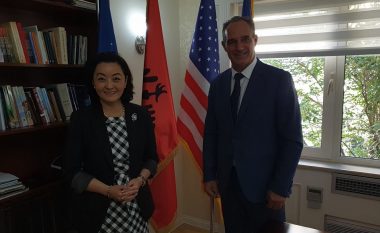 Ambasadorja e ShBA-së në Tiranë shpreson në një marrëveshje Kosovë-Serbi