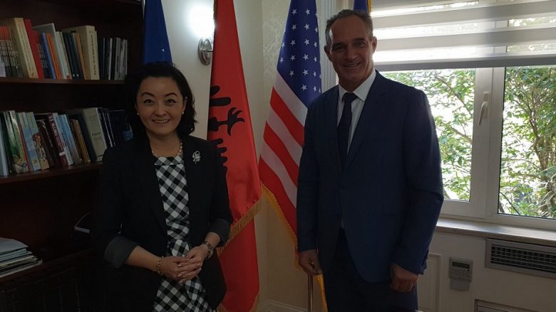 Ambasadorja e ShBA-së në Tiranë shpreson në një marrëveshje Kosovë-Serbi