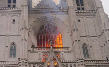 Zjarri në katedralen e Nantes dyshohet të jetë shkaktuar qëllimshëm