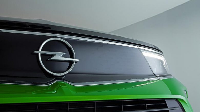 Opel bën një ndryshim në logo