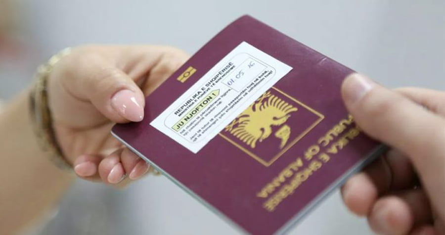 Familja Fejzullahu pajisen që të gjithë me pasaporta shqiptare - Telegrafi