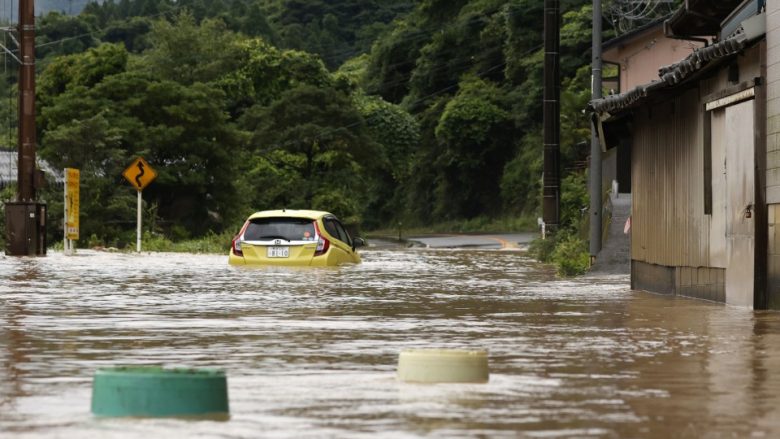 Japoni, 63 të vdekur nga përmbytjet dhe rrëshqitjet e tokës