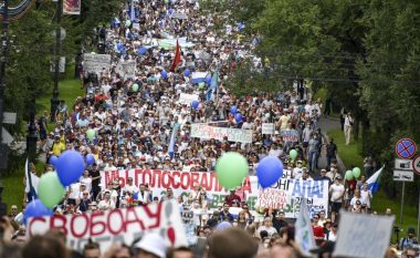 "Dorëheqje, hajdut!": Protesta masive kundër Vladimir Putinit në Rusi