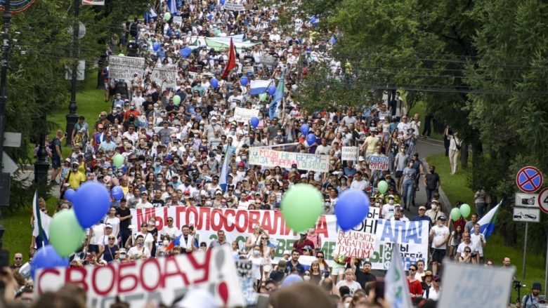 “Dorëheqje, hajdut!”: Protesta masive kundër Vladimir Putinit në Rusi