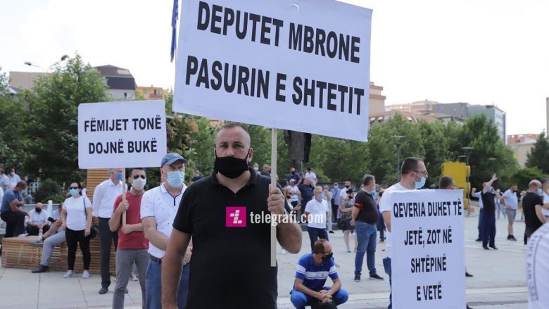 Protestojnë punëtorët e Telekomit, kërkojnë zgjidhje për gjendjen e krijuar