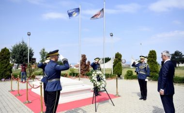 Para nisjes për në Hagë, Thaçi bën homazhe te varri i ish-presidentit Rugova