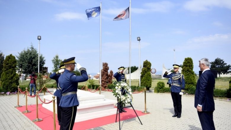 Para nisjes për në Hagë, Thaçi bën homazhe te varri i ish-presidentit Rugova