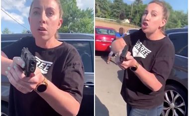Ia drejton revolen gruas me ngjyrë dhe vajzës së saj 15-vjeçe, pamjet bëhen virale
