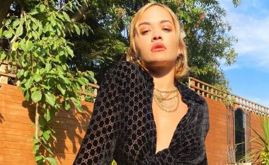 Rita Ora me poza tërheqëse nën rrezet e diellit, falënderon për mbështetjen që po i bëhet